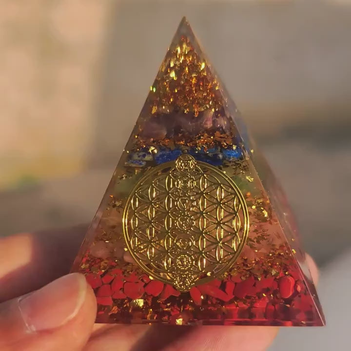 Pieza decorativa de pirámide Orgone