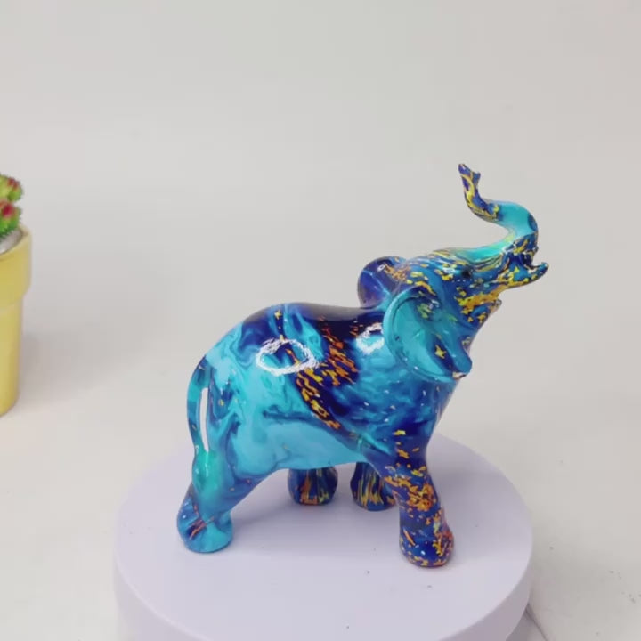Elegante estatua de elefante azul de resina con detalles dorados